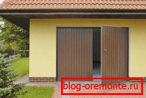 Vrata dveří s houpací konstrukcí