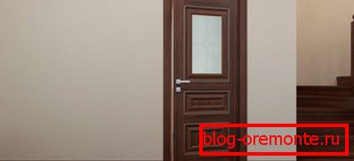 Křídlo dveří s vizuálně zvýrazněnými drážkami Křídlo dveří s vizuálně zvýrazněnými drážkami