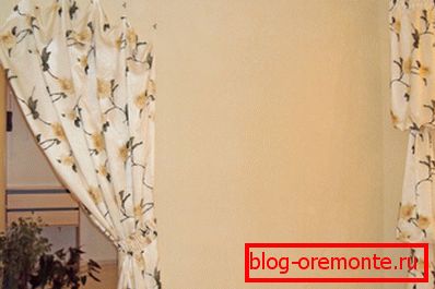 Dveře v podobě oblouku se záclonami Dveře v podobě oblouku se záclonami