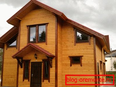 Dvojpodlažní dům obložený imitovaným dřevem. Dvojpodlažní dům obložený imitovaným dřevem.