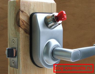 Elektromechanický ochranný systém dveří