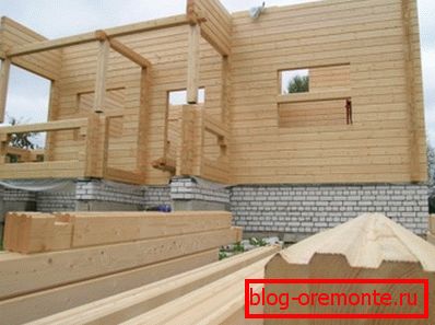 Pokud používáte laminátový dýhový řezivo, můžete dokončit ihned po stavbě budovy, protože pouze ze všech takovýchto řeziva se nezmenšuje Pokud používáte laminátový dýhový řezivo, můžete dokončit ihned po stavbě budovy, protože pouze ze všech takovýchto řeziva se nezmenšuje