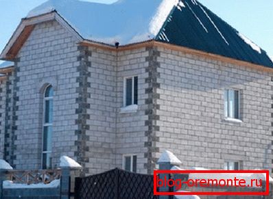 Fotografie soukromého domu z pórobetonu.