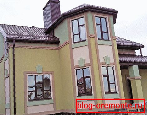 Fasádu lze lakovat v různých barvách.