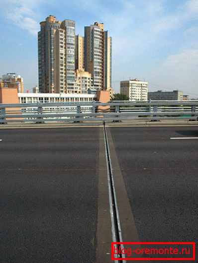 Fotografická kompenzace švu v asfaltové cestě Fotografická kompenzace švu v asfaltové cestě