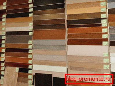 Prezentace fotografií se vzorkami laminátu ve specializovaném obchodě Prezentace fotografií se vzorkami laminátu ve specializovaném obchodě