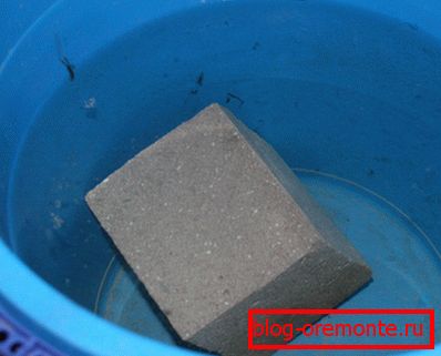 Plynový beton se potápí ve vodě Plynový beton se potápí ve vodě