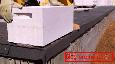 Párový betonový blok snadno položí jednu osobu
