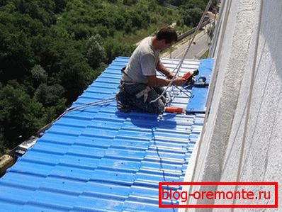 Utěsnění křižovatky balkonové střechy ke zdi