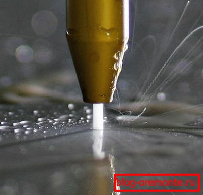 Hydro-abrazivní řezání betonového povrchu Hydro-abrazivní řezání betonového povrchu
