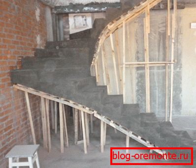 Konečný výsledek po odstranění bednění po schodišti z betonu Konečný výsledek po odstranění bednění po schodišti z betonu