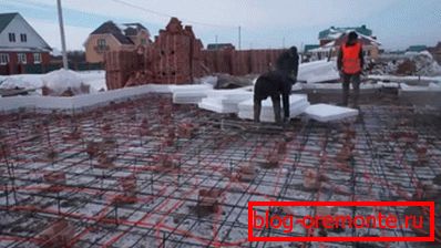 Topný kabel je položen přímo do bednění. Topný kabel je položen přímo do bednění.