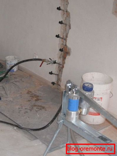 Vstřikování směsi cementového cementu odstraňuje vážné poškození.