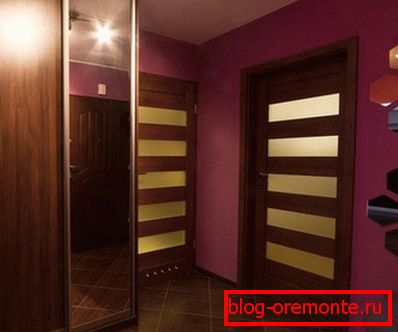 Kombinace tmavých dveří a tmavé podlahy Kombinace tmavých dveří a tmavé podlahy