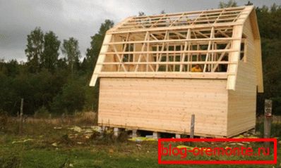Použití materiálů s menším průřezem pro výrobu střechy může výrazně snížit zatížení budovy Použití materiálů s menším průřezem pro výrobu střechy může výrazně snížit zatížení budovy