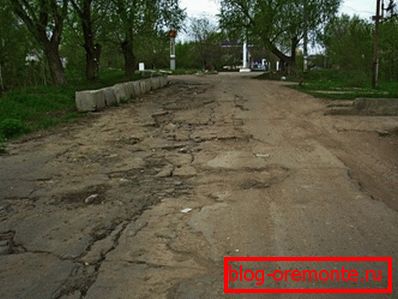 Použití jemného štěrku nebo třísek pro vytvoření směsí, které se používají při výrobě silnic, vede k rychlému opotřebení. Použití jemného štěrku nebo třísek pro vytvoření směsí, které se používají při výrobě silnic, vede k rychlému opotřebení.