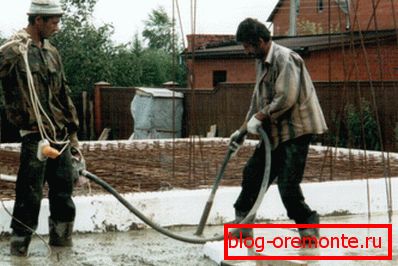 Použití ponorného vibrátoru při pokládce betonu Použití ponorného vibrátoru při pokládce betonu