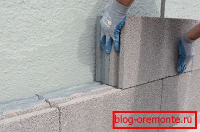 Použití tepelně izolačních bloků pro ohřev stěny z těžkého betonu Použití tepelně izolačních bloků pro ohřev stěny z těžkého betonu