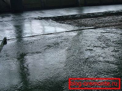 Nadbytečná vlhkost se okamžitě projeví při distribuci materiálu. Nadbytečná vlhkost se okamžitě projeví při distribuci materiálu.