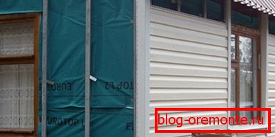 Vytváření beden a instalace parotěsné zábrany na stěně domu Vytváření beden a instalace parotěsné zábrany na stěně domu