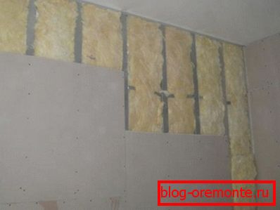 Jak při montáži podšívky, tak při instalaci sádrokartonu je možné další oteplování Jak při montáži podšívky, tak při instalaci sádrokartonu je možné další oteplování