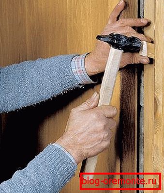 Instalace klínů s centrováním dveří jak umístit vnitřní dveře sami