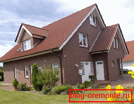 Hnědá keramická cihla