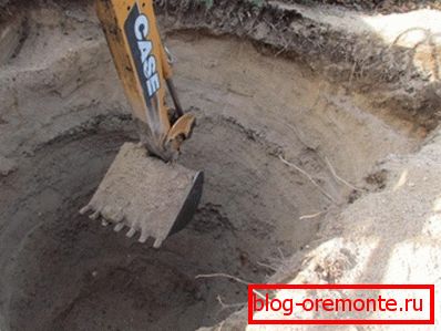 Výkop je mnohem jednodušší a pohodlnější k kopání s malým rypadlem Výkop je mnohem jednodušší a pohodlnější k kopání s malým rypadlem
