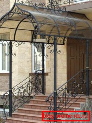 dřevěný štít přes verandu