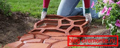 Krásná zahradní cesta po malování betonu Krásná zahradní cesta po malování betonu