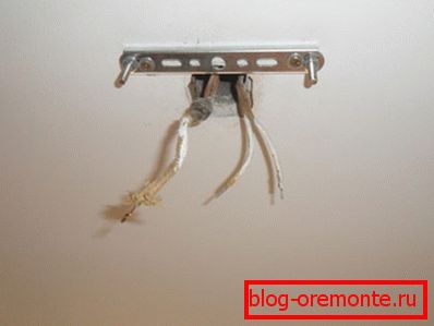 Upevněte lustr na betonový strop pomocí montážní lišty Upevněte lustr na betonový strop pomocí montážní lišty