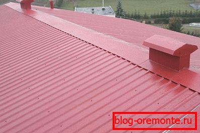 Decking jsou upevněny speciálními šrouby s gumovým těsněním