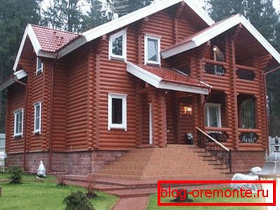Dřevěný dům s betonovými schody veranda na dřevěný dům