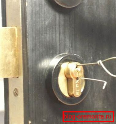 Otevření uzávěru háčkování kde by se měly otevřít přední dveře