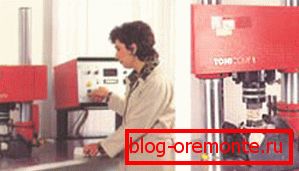 Laboratorní technici neustále monitorují kvalitu směsi. Laboratorní technici neustále monitorují kvalitu směsi.