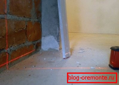 Laserová hladina pro aplikaci výšky budoucí cementové podlahy Laserová hladina pro aplikaci výšky budoucí cementové podlahy