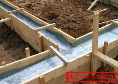 Betonový pás pod budovou Betonový pás pod budovou