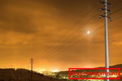 Napájecí vedení s betonovými pilíři Napájecí vedení s betonovými pilíři