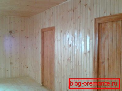 Dřevěná podšívka vypadá nejlépe uvnitř místnosti, ale pokud chcete, můžete použít laminované panely. Dřevěná podšívka vypadá nejlépe uvnitř místnosti, ale pokud chcete, můžete použít laminované panely.