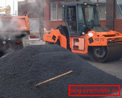 Amatérské foto asfaltového betonu a vybavení, které je nezbytné pro jeho instalaci Amatérské foto asfaltového betonu a vybavení, které je nezbytné pro jeho instalaci