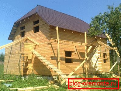 Amatérské fotografie dvoupatrového dřevěného domu s bary o rozměrech 9 až 9 Amatérské fotografie dvoupatrového dřevěného domu s bary o rozměrech 9 až 9
