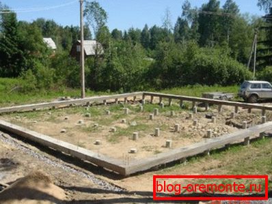 Amatérská fotografie hotového grillage ve formě pásky na základě betonových pilířů Amatérská fotografie hotového grillage ve formě pásky na základě betonových pilířů