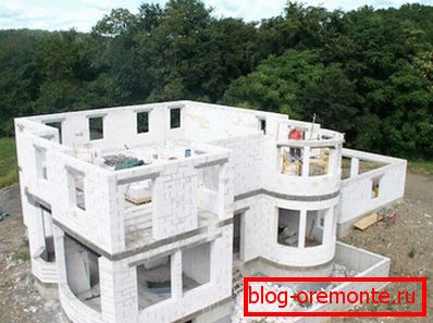 Amatérská fotografie chalupy s využitím pórobetonových bloků jako hlavního materiálu Amatérská fotografie chalupy s využitím pórobetonových bloků jako hlavního materiálu