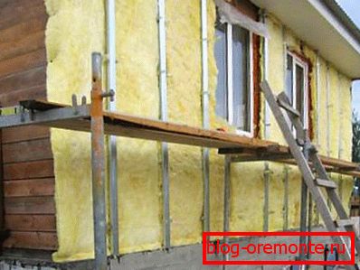 Amatérská fotografie znázorňující proces oteplování domu z baru s lathingem následovaným šitím