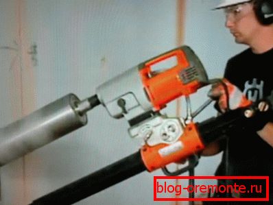 Amatérská fotografie, vrtání pomocí profesionálního vybavení ve formě speciálního stroje Amatérská fotografie, vrtání pomocí profesionálního vybavení ve formě speciálního stroje