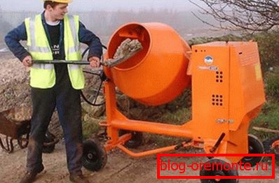 Amatérská fotografie, proces výroby malty pomocí betonového mixéru Amatérská fotografie, proces výroby malty pomocí betonového mixéru