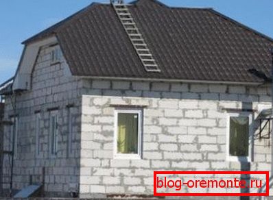 Amatérská fotka budovy z pórobetonu, která ukazuje, že potřebuje dodatečnou výzdobu, která musí být zohledněna v projektu
