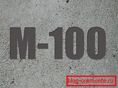 Марка M100 допускает использования крупнофракционного заполнителя, произведенного из осадочных пород. Отсюда - минимальная стоимость.