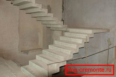Pochodující monolitické betonové schody Pochodující monolitické betonové schody