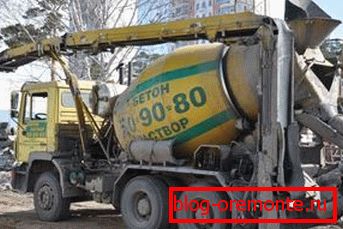 Stroj na přivádění betonu do výšky pomocí manipulátoru Stroj na přivádění betonu do výšky pomocí manipulátoru